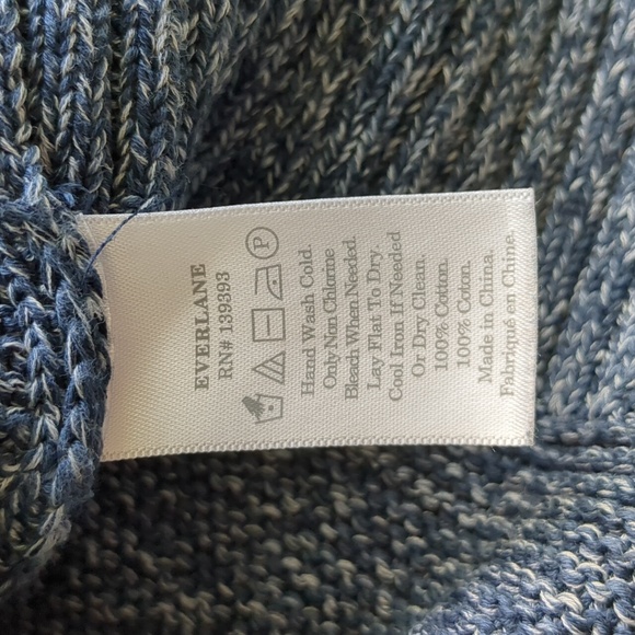 Everlane Link-Stitch V-Neck Sweater in dark blue twist - Picture 3 of 3